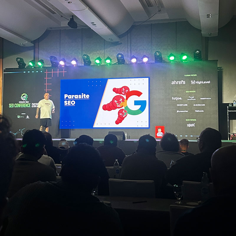 Craig Campbell präsentiert auf der Chiang Mai SEO Conference 2025 seinen Vortrag über SEO auf großer Bühne.